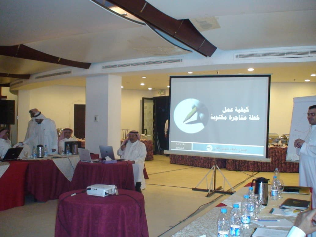 نادي خبراء المال يعقد اجتماعه الشهري بجدة ويناقش المشتقات المالية ونتائج البنوك وخطط التداول